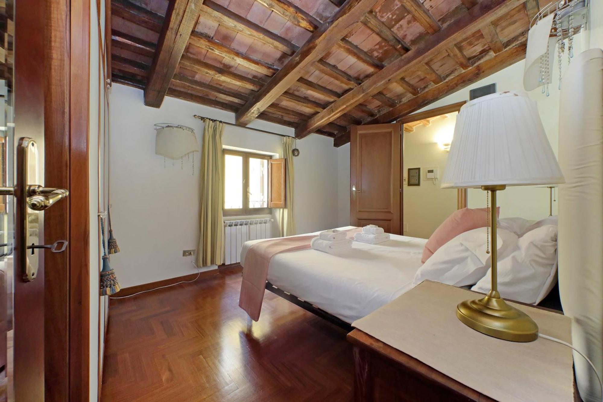 Classic Next To Popolo Square Apartment