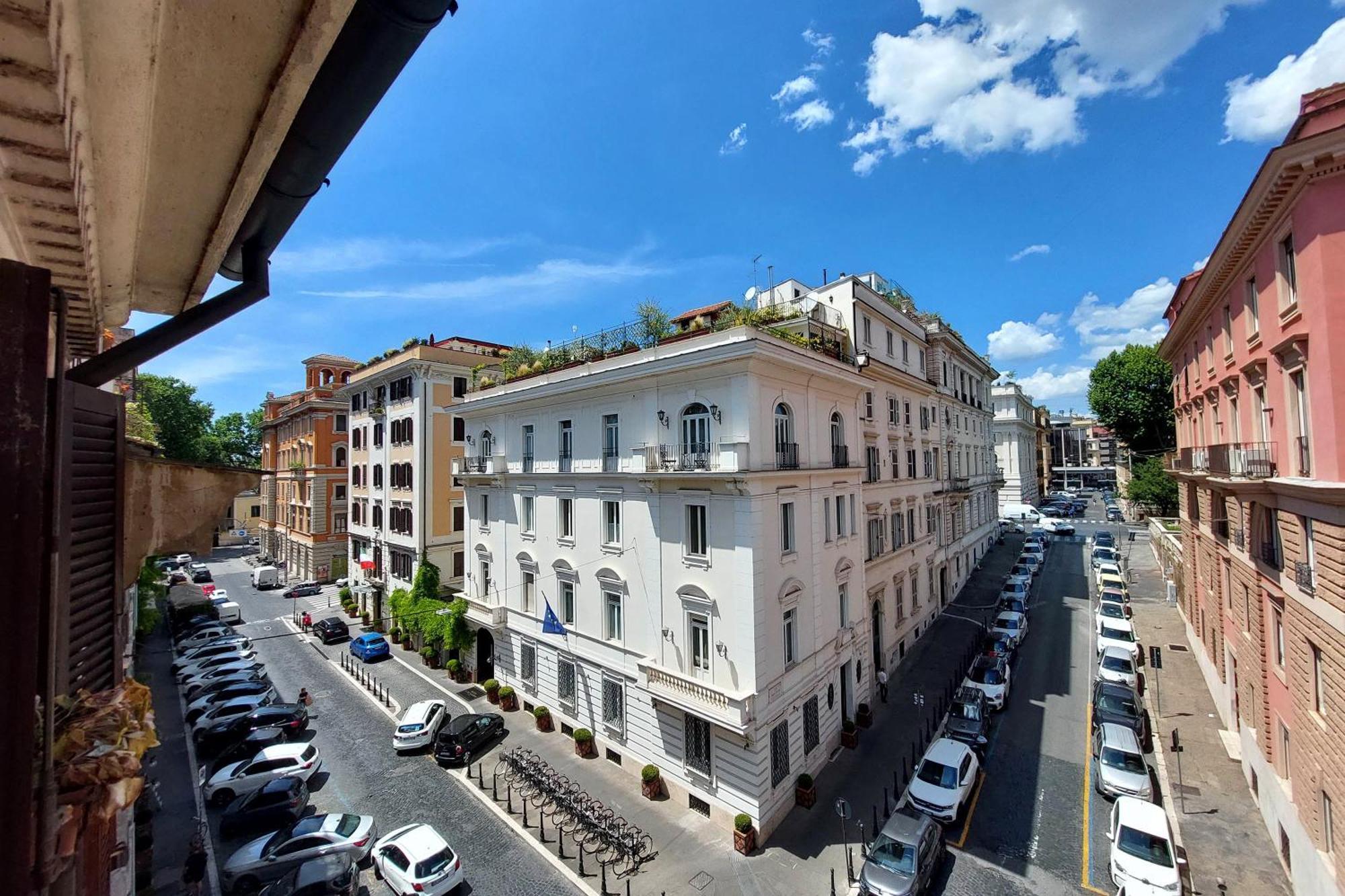 Classic Next To Popolo Square Apartment